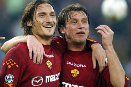 AS Roma’s captain Francesco Totti (L) ce AS Roma's captain Francesco Totti (L) ce
