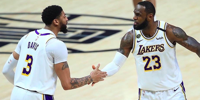 , Lebron James domina il derby di Los Angeles